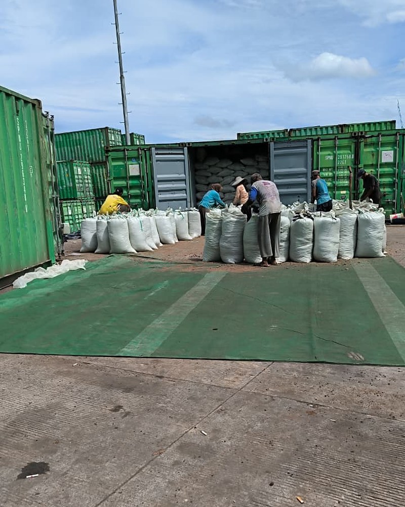 Bagging in the Field — Palm Kernel Expeller, East Kalimantan
