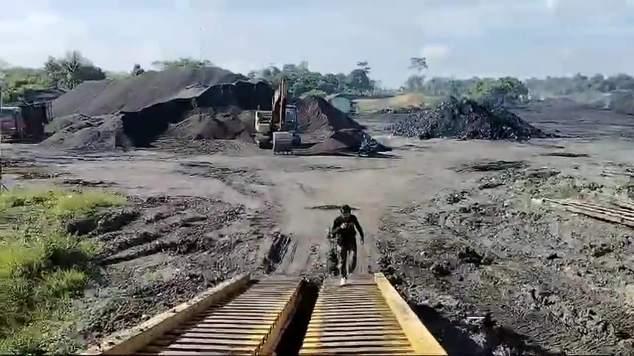 Stockpile & Loading Ramp — Palm Kernel Shell, East Kalimantan
